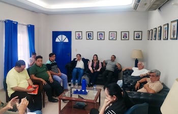 Referentes y autoridades de partidos políticos opositores en la sede del PLRA ayer de tarde.