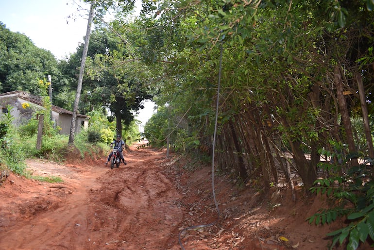 En el barrio Virgen de los Remedios piden que se reparen los caminos vecinales mientras llegan los registros.