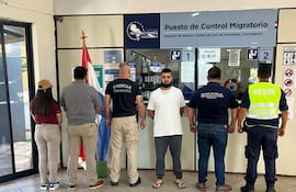 Gustavo Barbosa Zacharias (remera blanca) fue expulsado a Brasil.