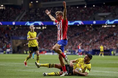 El centrocampista del Atlético de Madrid Marcos Llorente (i) se queja durante el encuentro correspondiente a los cuartos de final de la Liga de Campeones que disputan hoy miércoles Atlético de Madrid y Borussia Dortmund en el estadio Metropolitano, en Madrid.
