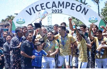 El 12 de Octubre de Santo Domingo ascendió de la cuarta a la tercera categoría de nuestro fútbol, al igual que el campeón 1º de Marzo.
