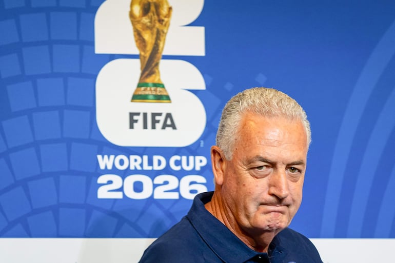 El seleccionador de Paraguay, Gustavo Alfaro, reacciona en una rueda de prensa en el estadio Levi´s, en Santa Clara, California (Estados Unidos). 