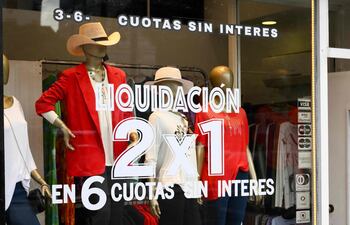 Causas de la inflación son diversas e incluyen factores como un exceso de demanda sobre la oferta y el incremento en los costos de producción.