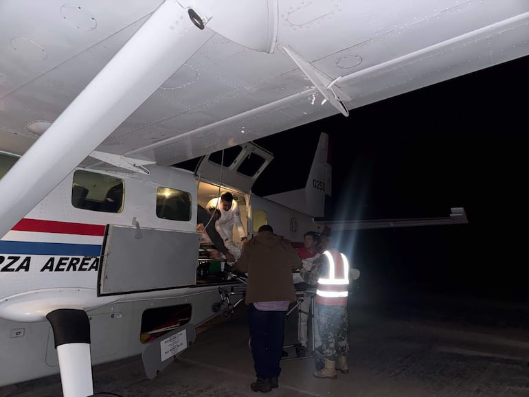 El paciente es evacuado desde Fuerte Olimpo en avion militar