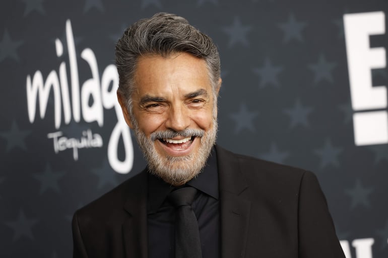 Eugenio Derbez con un look "total black" en  los Critics Choice Awards. (EFE/EPA/JILL CONNELLY)

