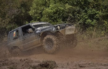 Una postal de la Mitsubishi Montero de Edgardo Recalde y Daniel Fretes, que fue la más rápida el domingo en Itá.