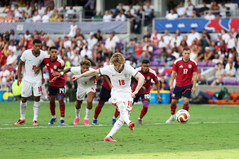 Anthony Gordon de Inglaterra marca el segundo gol de su equipo desde el punto de penalti durante el partido amistoso internacional entre Inglaterra y Costa Rica en el Estadio Inter&Co en Orlando, Florida.