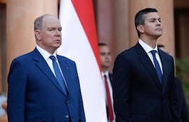 El presidente de Paraguay, Santiago Peña (d), posa junto al príncipe Alberto II de Mónaco durante una reunión este lunes, en el Palacio de López en Asunción (Paraguay).