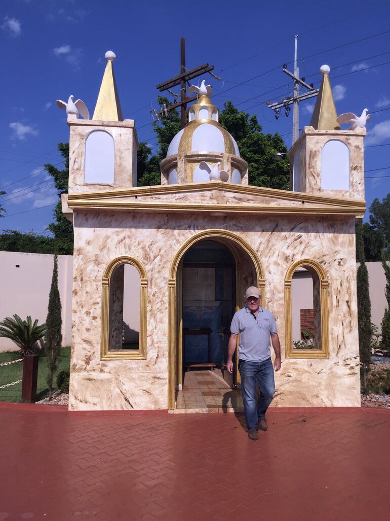 El fiscal Ysaac Ferreira sale de una lujosa capilla edificada dentro del predio de "La Quinta".