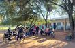 Estudiantes de la escuela Nueva Asunción de Chacó'i dan clases bajo un árbol y comparten la pizarra entre varos grados.