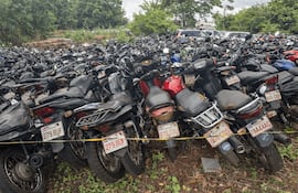 Una gran cantidad de motocicletas permanece apilada en el corralón municipal de Foz de Yguazú, tras ser incautadas en distintos procedimientos de tránsito. Foto: Radio Cultura Foz.