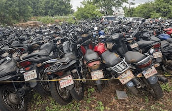 Una gran cantidad de motocicletas permanece apilada en el corralón municipal de Foz de Yguazú, tras ser incautadas en distintos procedimientos de tránsito. Foto: Radio Cultura Foz.