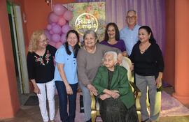 Doña Emilia Molinas celebra 104 años de vida rodeada de sus familiares.