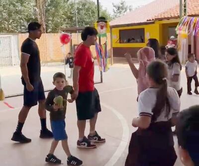 Fernando “Chapa” Martínez y Éver Fernández, con los chicos.