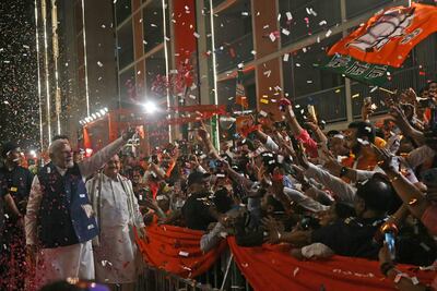 El primer ministro de la India, Narendra Modi (2L), hace el signo de la victoria cuando llega a la sede del Partido Bharatiya Janata (BJP) para celebrar la victoria del partido en las elecciones generales del país, en Nueva Delhi el 4 de junio de 2024.