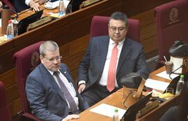 El senador Antonio Barrios con el senador Gustavo Leite, ambos del cartismo, en la última sesión ordinaria del Senado.