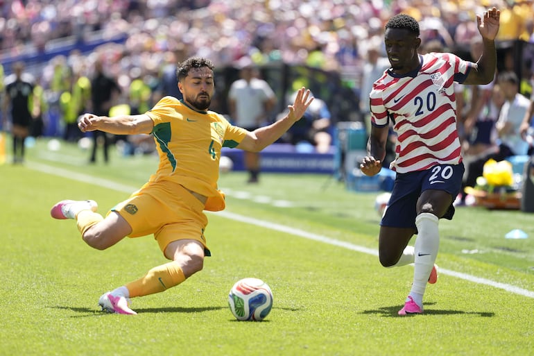 Jacob Italiano de Australia (I) y Folarin Balogun de EE. UU. en acción durante el partido de la fase de grupos de la Copa Mundial de la FIFA 2026 entre EE. UU. y Australia, en Seattle.