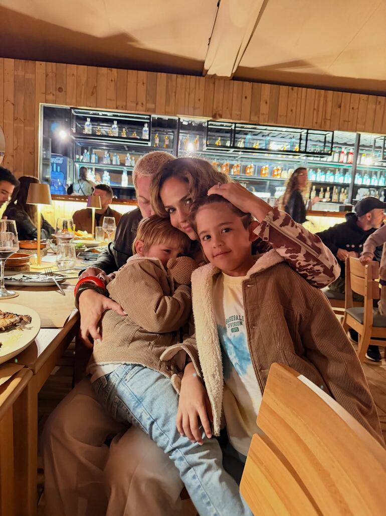 Roberto "Chirola" Ruiz Díaz y Anto Volpe en un restó de Punta del Este. (Instagram/Anto Volpe)