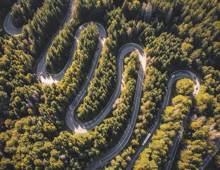 Ruta Transfăgărășan. Vista aérea de la emblemática autopista de montaña de Rumanía.