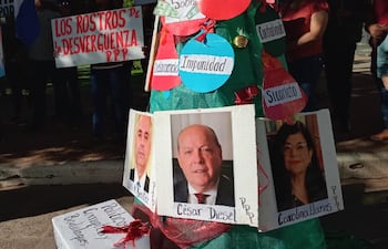 El Partido Paraguay Pyahurã (PPP) presentó este miércoles frente al Panteón de los Héroes una alegoría titulada “La Navidad de los Corruptos y la Navidad del Pueblo”, una intervención simbólica que expone, a través de dos árboles navideños, las profundas desigualdades sociales, económicas y políticas que atraviesa el país.