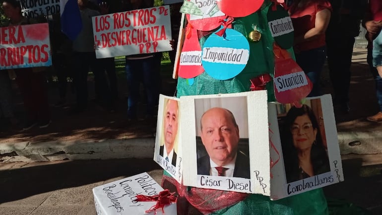 El Partido Paraguay Pyahurã (PPP) presentó este miércoles frente al Panteón de los Héroes una alegoría titulada “La Navidad de los Corruptos y la Navidad del Pueblo”, una intervención simbólica que expone, a través de dos árboles navideños, las profundas desigualdades sociales, económicas y políticas que atraviesa el país.