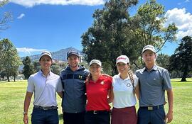 Erich Fortlage (i), Benjamín, Giovanna, María (no compone la delegación esta vez) y Franco Fernández del Team Paraguay.