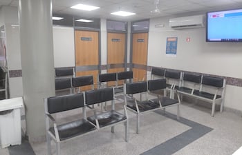El área de consultorios se encuentra vacío en el Hospital Materno Infantil San Pablo.