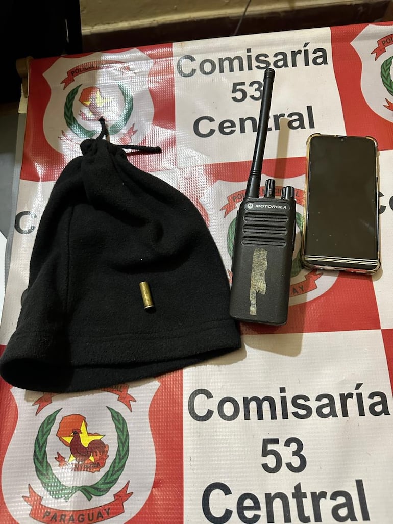 Los sospechosos tenían en su poder el casquillo calibre 38 y una radio Walkie talkie.