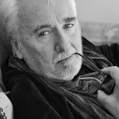 Juan Burgüin Drago es docente, dramaturgo y director teatral.