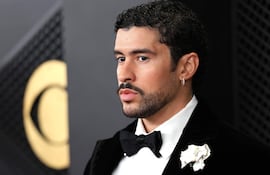 El cantante puertorriqueño de música urbana Bad Bunny posa en la alfombra roja de la 68º edición de los premios Grammy.
