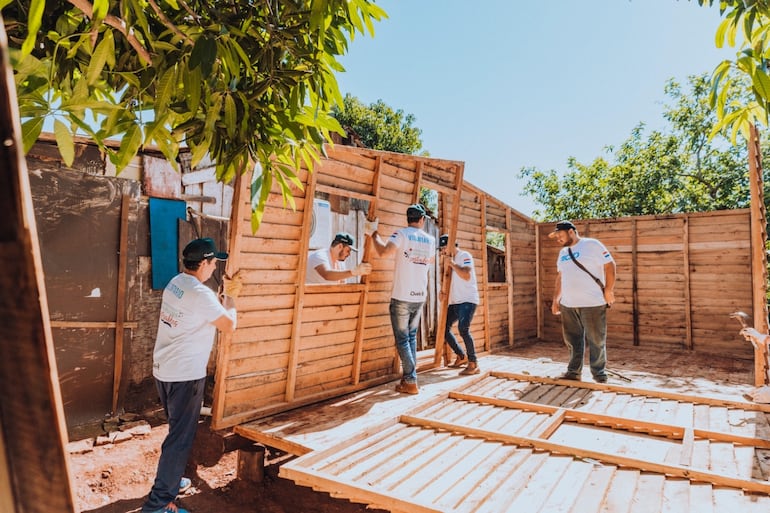 Volutarios de Techo en plena construcción de viviendas de emergencia.