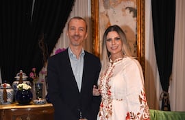 Javier Parrondo, embajador de España en Paraguay junto con Paola Hornung.