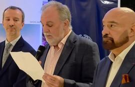 De derecha a izquierda, el embajador de España, Javier Parrondo, el embajador de la UE, Javier García de Viedma, y el embajador de Francia, Pierre Christian Soccoja, durante el evento por el día del periodista.
