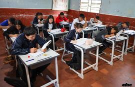 El Ministerio de Educación (MEC) ya entregó los "pupitres de oro" de Itaipú.