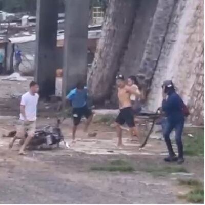 Asalto contra un conductor de Motobolt (con casco) en la Chacarita.