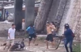 Asalto contra un conductor de Motobolt (con casco) en la Chacarita.