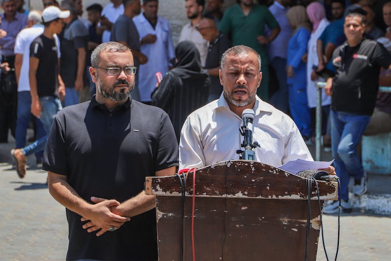 Ismail al-Thawabta (d), secretario de gobierno de Hamás en Gaza, anuncia que grupo palestino declarado como terrorista por varios países disuelve la administración, tras dos décadas en el enclave palestino.