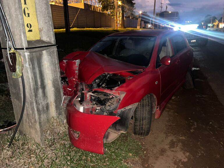 Auto Toyota Allex que terminó contra una columna en ruta PY02.