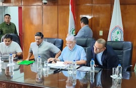 Autoridades del IPS entre ellos el presidente Jorge Brítez y gerentes.