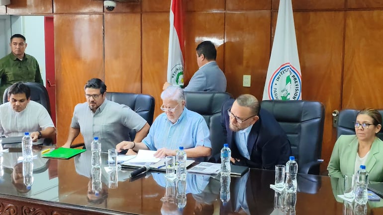 Jorge Brítez, presidente de IPS, y los gerentes del ente, en conferencia de prensa. Prometieron cambios y pidiendo paciencia.