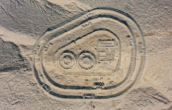 En esta foto de archivo tomada el 22 de julio de 2021, vista aérea del Observatorio Solar de Chankillo cerca de Casma, Perú. Chankillo, el observatorio solar más antiguo de América, datado entre el 500 y el 200 antes de la era común, fue incluido en la lista de sitios del patrimonio mundial de 2021 por el Comité del Patrimonio de la Organización de las Naciones Unidas para la Educación, la Ciencia y la Cultura (UNESCO) durante su 44ª sesión, realizada en Fuzhou, China, del 16 al 31 de julio de 2021.