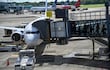 Pasajeros abordan un vuelo de United Airlines en el Aeropuerto Internacional de Tocumen, en Ciudad de Panamá, Panamá (Foto de Archivo).