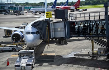 Pasajeros abordan un vuelo de United Airlines en el Aeropuerto Internacional de Tocumen, en Ciudad de Panamá, Panamá (Foto de Archivo).