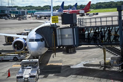 Pasajeros abordan un vuelo de United Airlines en el Aeropuerto Internacional de Tocumen, en Ciudad de Panamá, Panamá (Foto de Archivo).