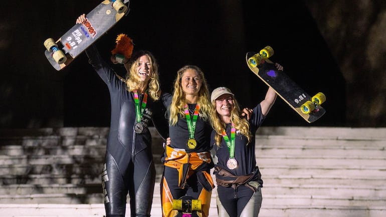 De izquierda a derecha, la suiza Selina Theiler, la neerlandesa Lisa Peters y 
de Suiza Livia Waldburger, en el podio a oscuras del Cerro Lambaré.