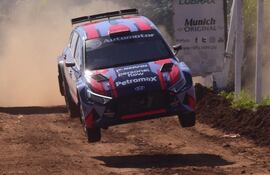 El Hyundai i20 N Rally2 del piloto mundialista Fabrizio Zaldívar en la clasificación del Rally del Chaco 2024 en el Autódromo Rubén Dumot, en Capiatá, Paraguay.