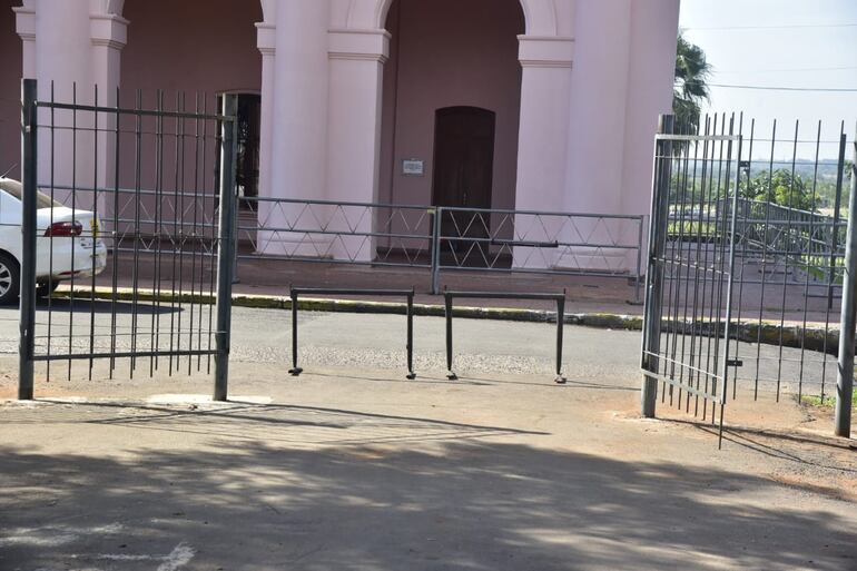 Plazas y calles en inmediaciones del Congreso Nacional y el Cabildo bloqueadas por la administración de Óscar "Nenecho" Rodríguez.