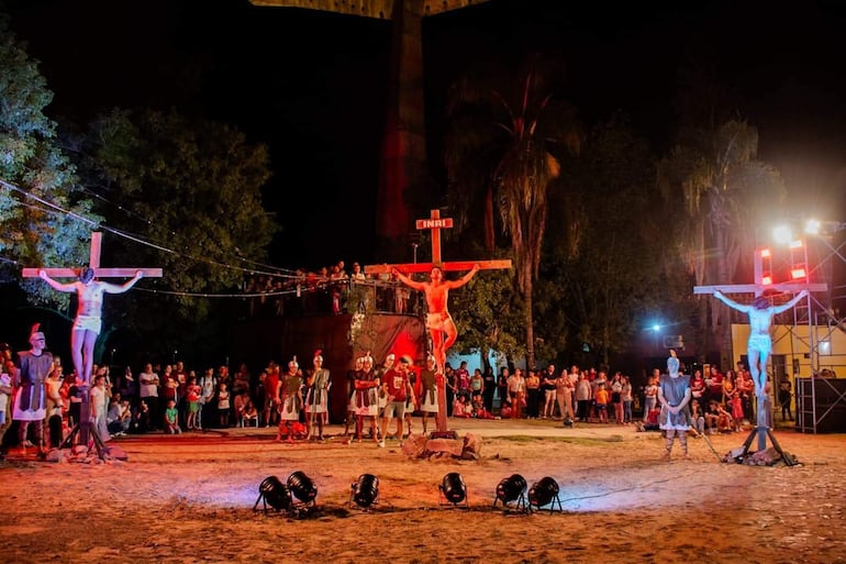 Feligreces prepran el Vía Crucis viviente de la Pasion de Cristo en Villa Florida, Misiones.