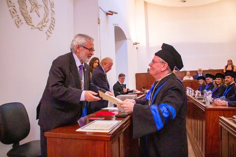 Acto de incorporación de los académicos de la Academia Paraguaya de Odontología en El Cabildo.