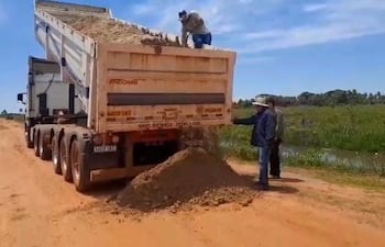 Pobladores de Guazucuá se organizan para arreglar el camino.